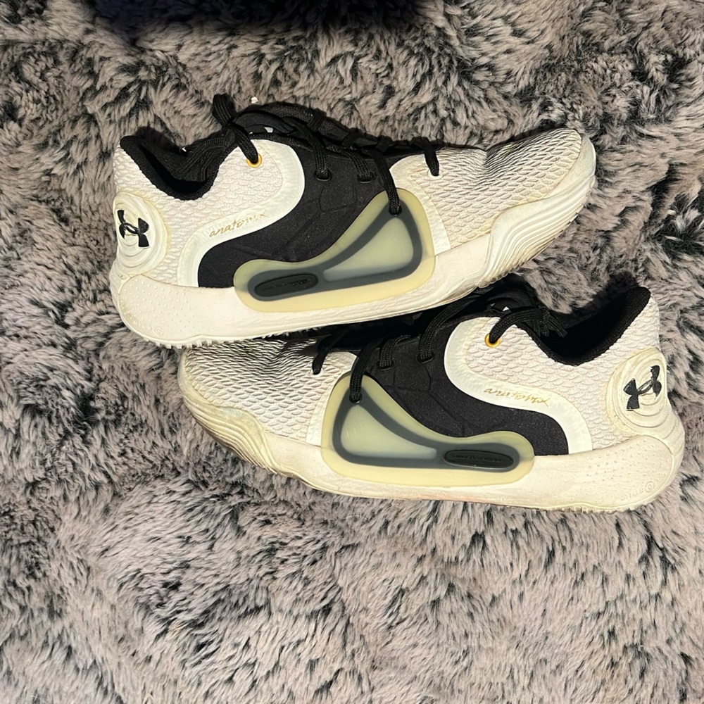 Under Armour Black and Cream Sneakers. Size Men’s 7/Women’s 9